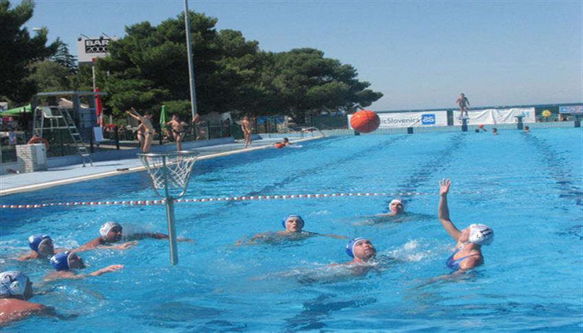 Fai canestro in piscina con il Waterbasket Fai canestro in piscina con il Waterbasket